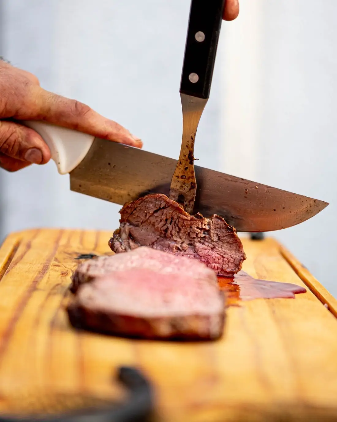 Corte de carne jugoso recién cortado