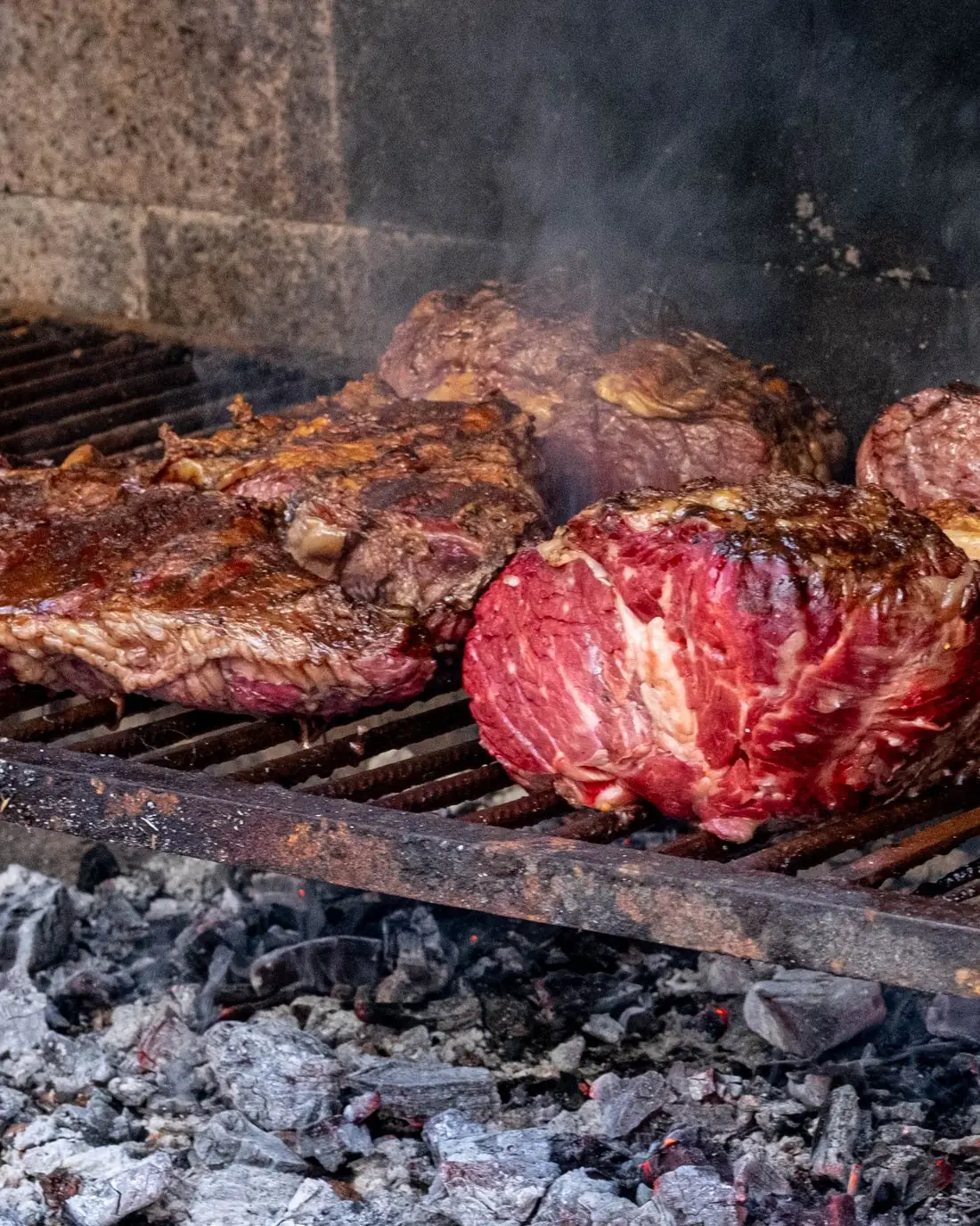 Cortes ahumándose sobre las brasas
